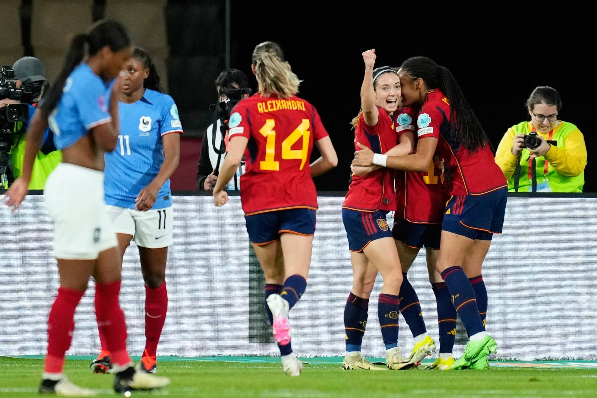 Aitana Bonmat� celebra el primer gol ante Francia / RFEF