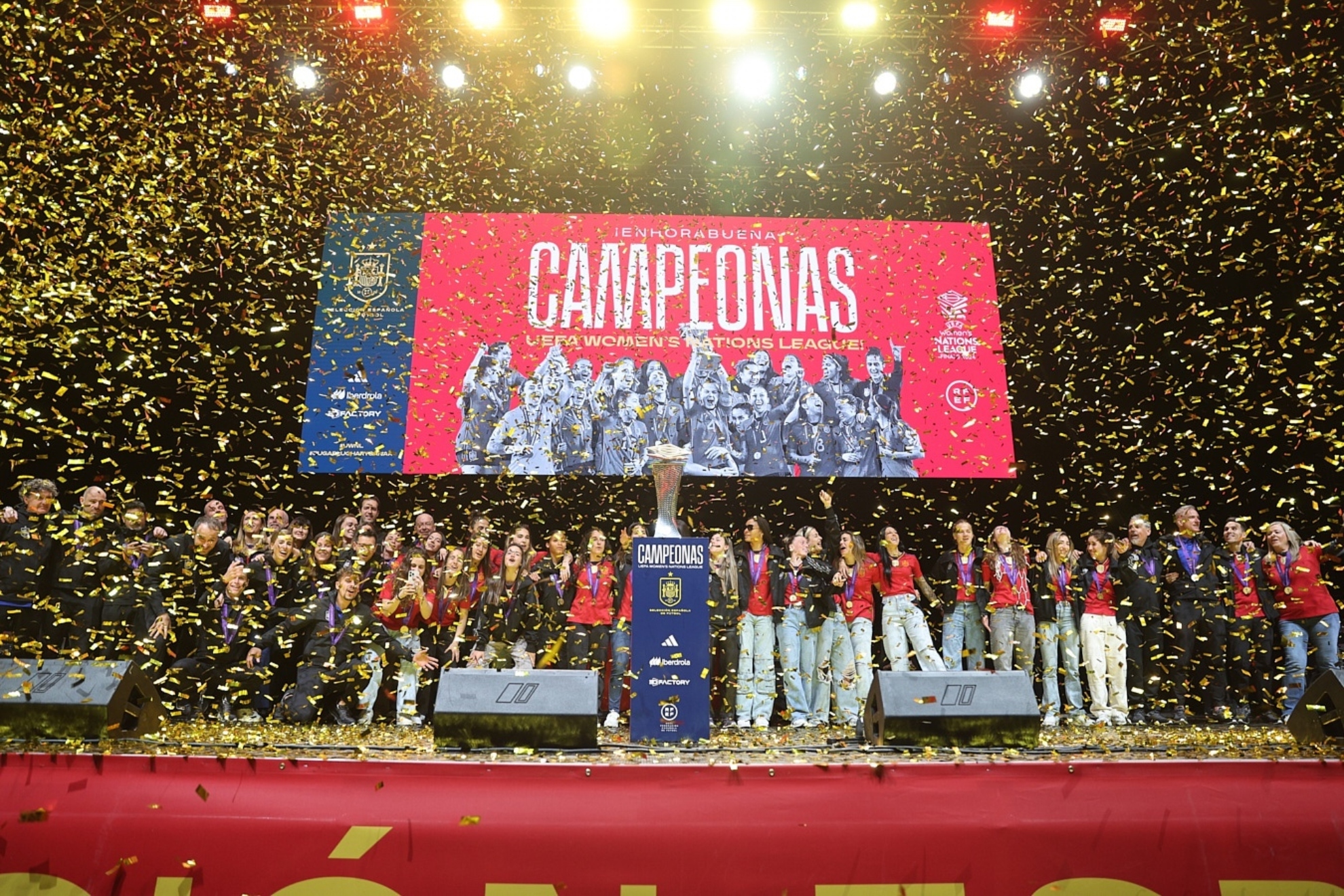 La selecci�n espa�ola celebra el t�tulo de la Nations League femenina con la hinchada.