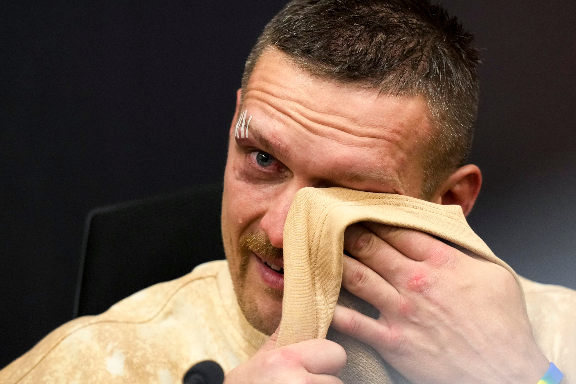 Oleksandr Usyk breaks down and credits a special person for inspiring his victory over Tyson Fury
