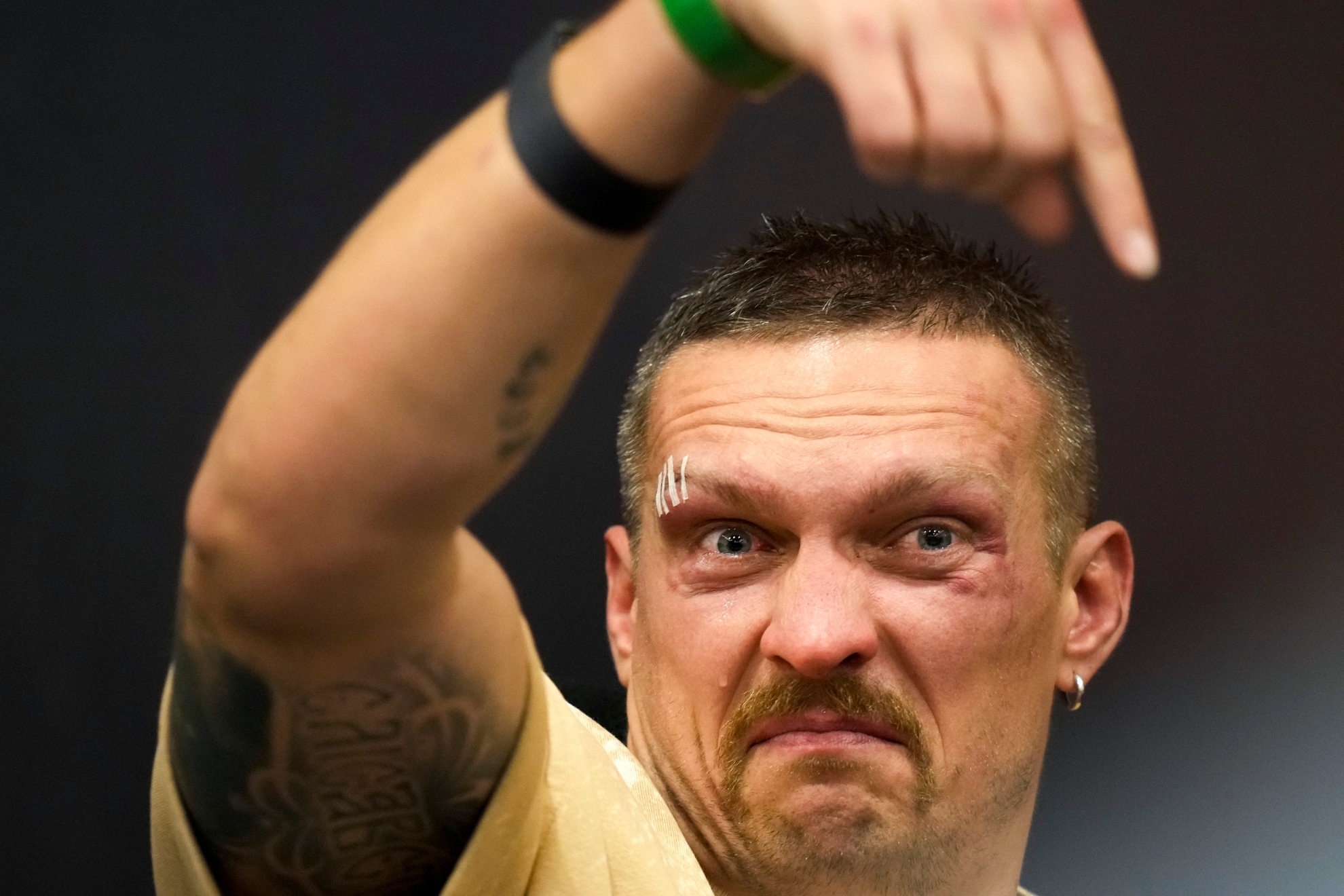 Usyk compares Fury to shaken sparkling water, calls Joshua classy