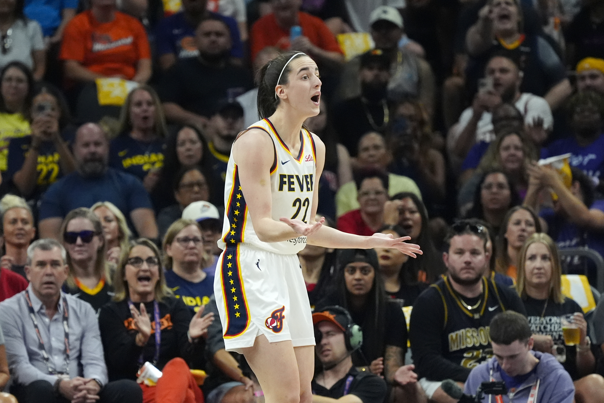 Strange exchange of words between Caitlin Clark and Kelsey Plum after Fever-Aces stuns fans