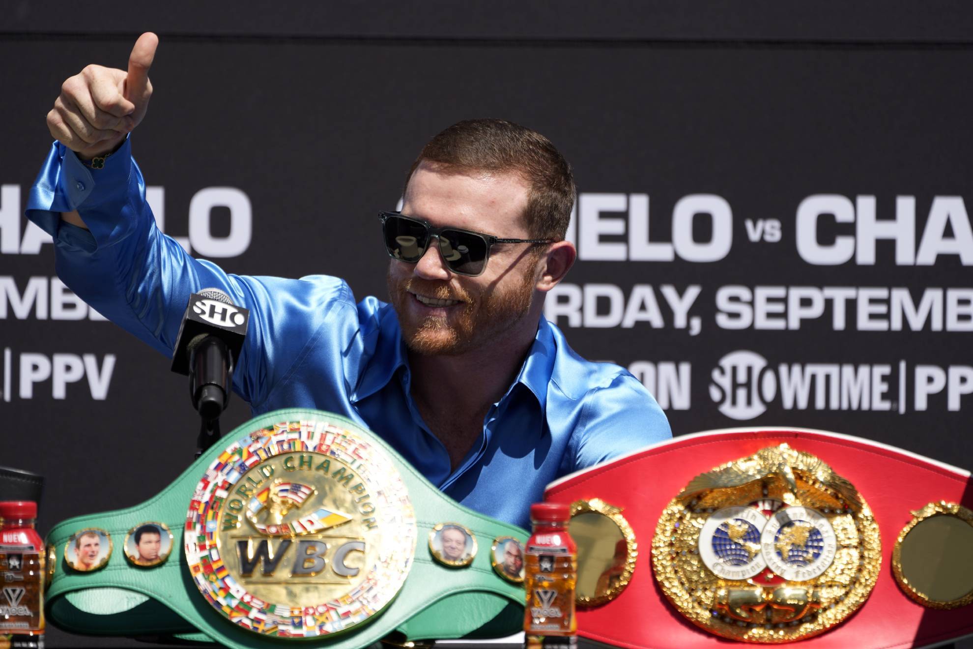 Undisputed super middleweight world champion Canelo �lvarez, of Mexico, greets the crowd during a boxing news conference with undisputed junior middleweight world champion Jermell Charlo