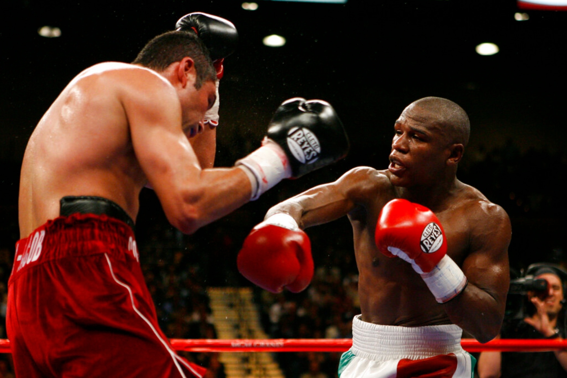 Floyd Mayweather Jr. and Oscar De La Hoya on Saturday, May 5, 2007 in Las Vegas