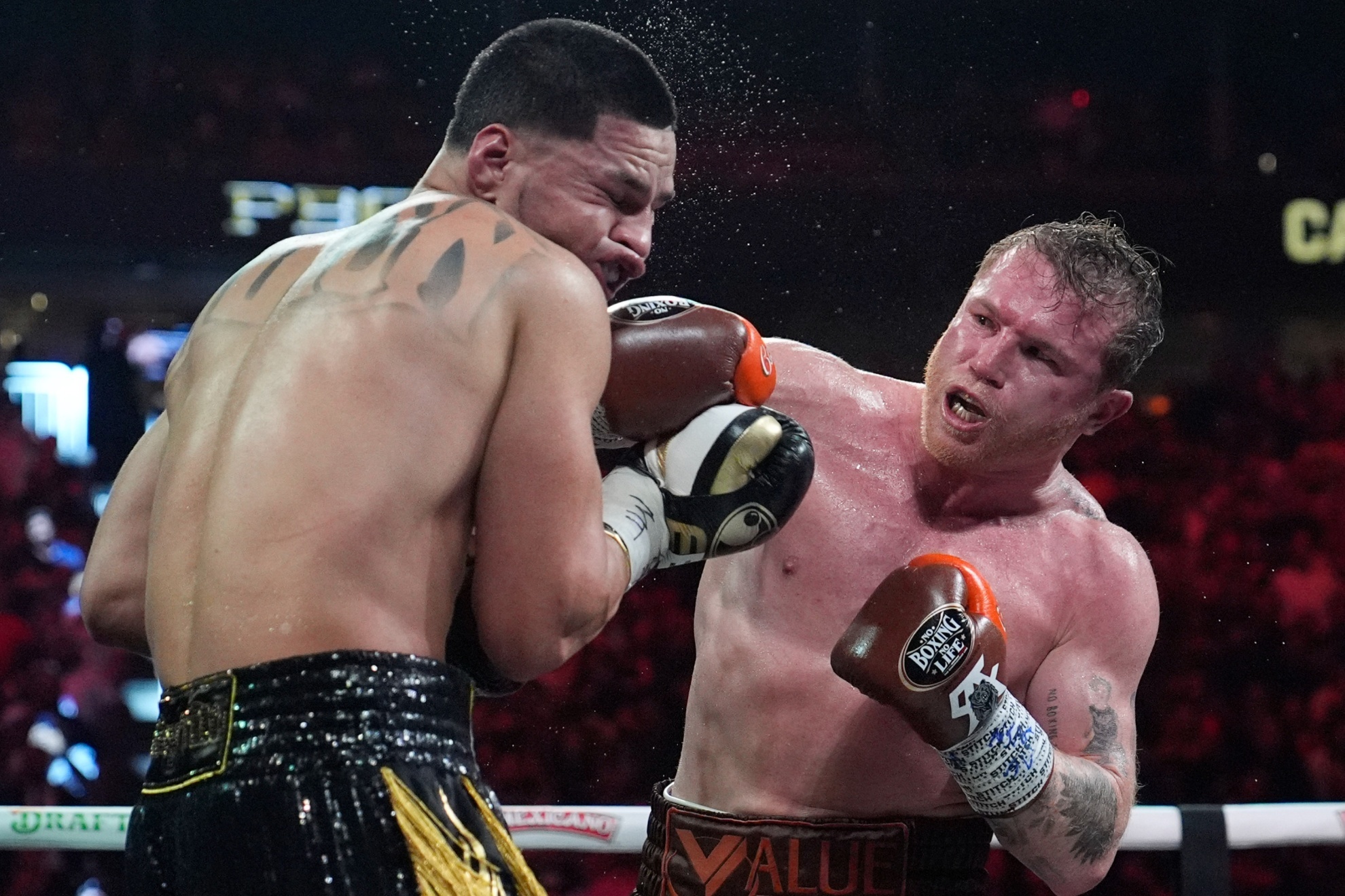 Canelo Alvarez hits Edgar Berlanga in a super middleweight title bout Saturday, Sept. 14, 2024, in Las Vegas. (AP Photo/John Locher)