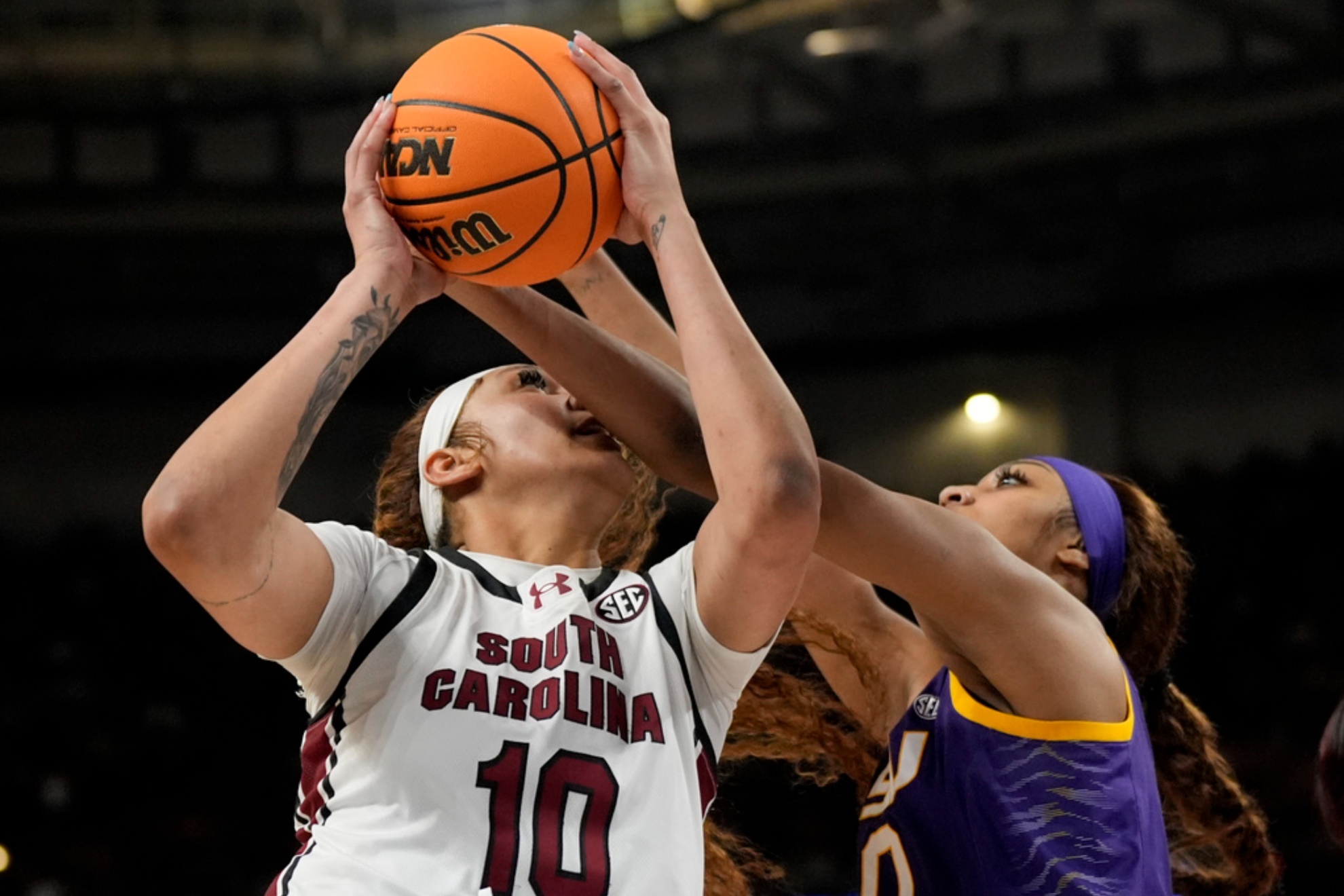 Angel Reese (R) and Kamilla Cardoso had an intense duel in the game between LSU and South Carolina in March.