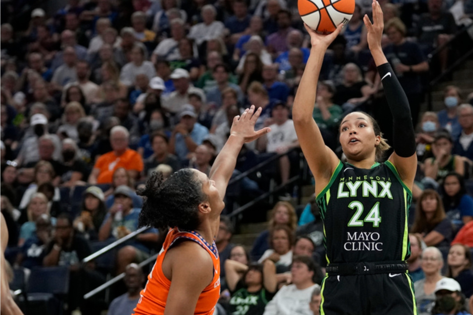 Napheessa Collier (24) and Alyssa Thomas will have a new duel this Sunday in the WNBA semifinals.