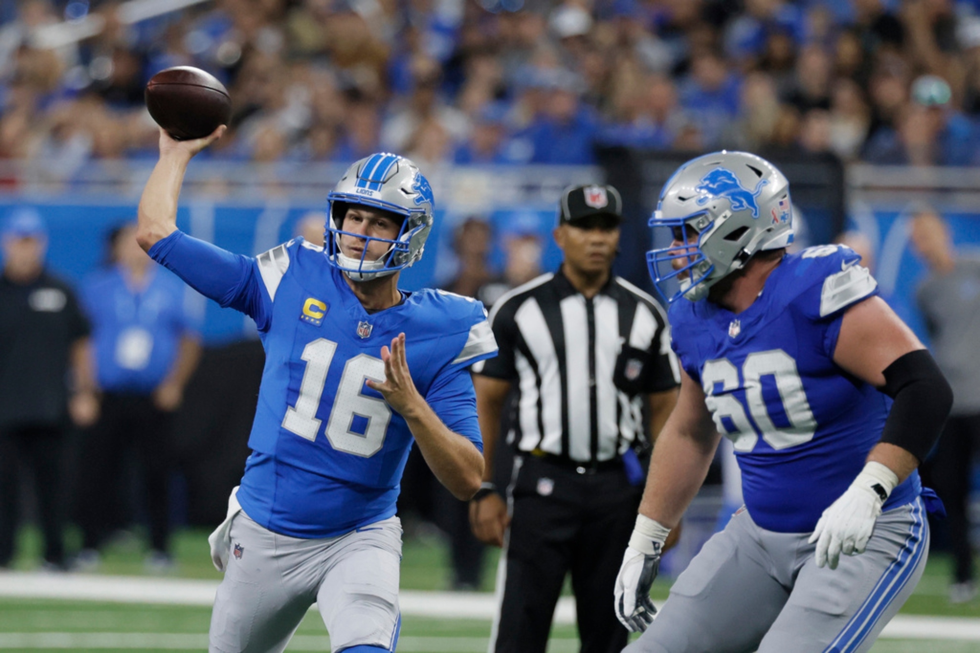 Detroit Lions quarterback Jared Goff (16) throws during the game against the Tampa Bay Buccaneers.