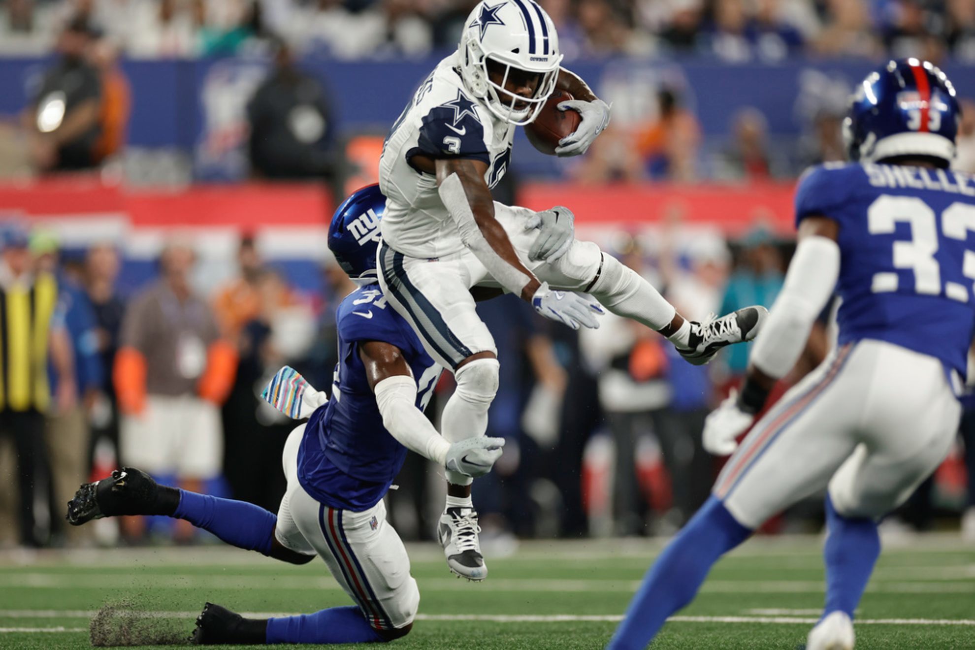 Brandin Cooks tries to avoid a tackle from New York Giants safety Tyler Nubin /