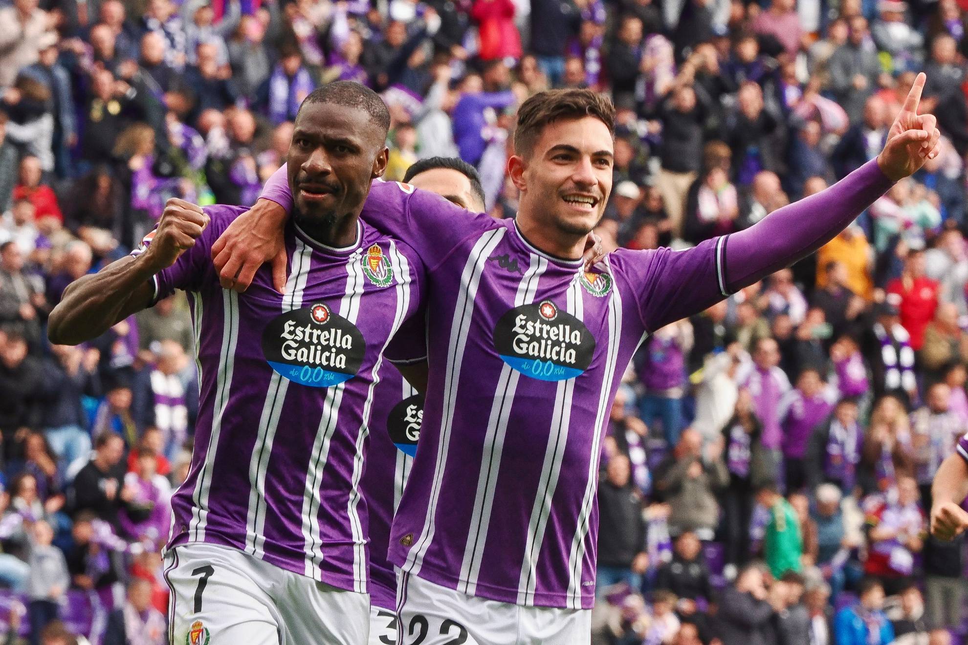 Sylla y Lucas Rosa celebran un tanto del Valladolid.