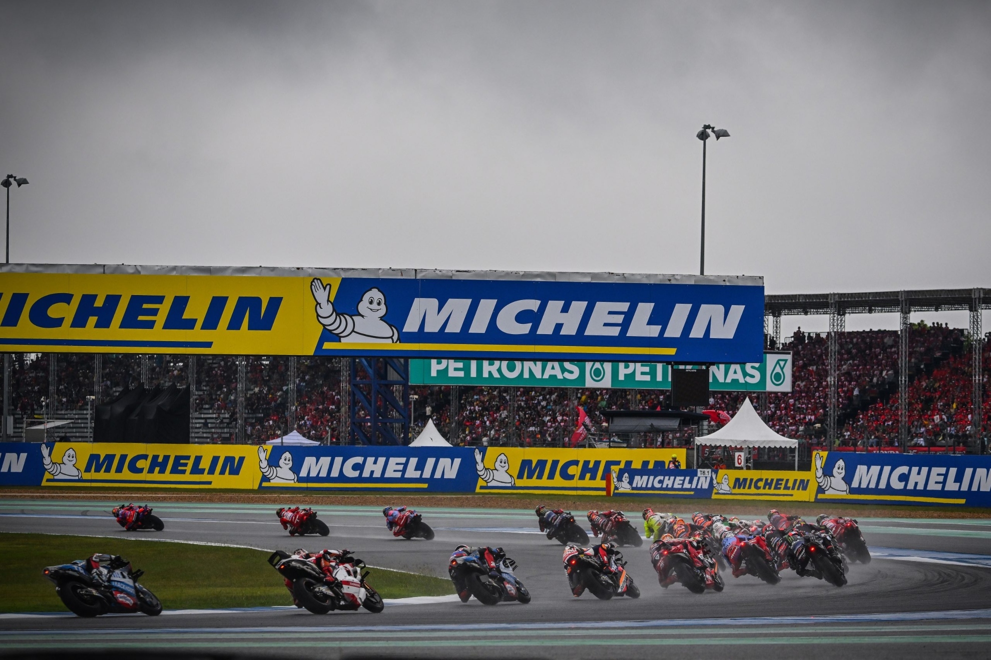 Los pilotos de MotoGP, en la salida en Tailandia.