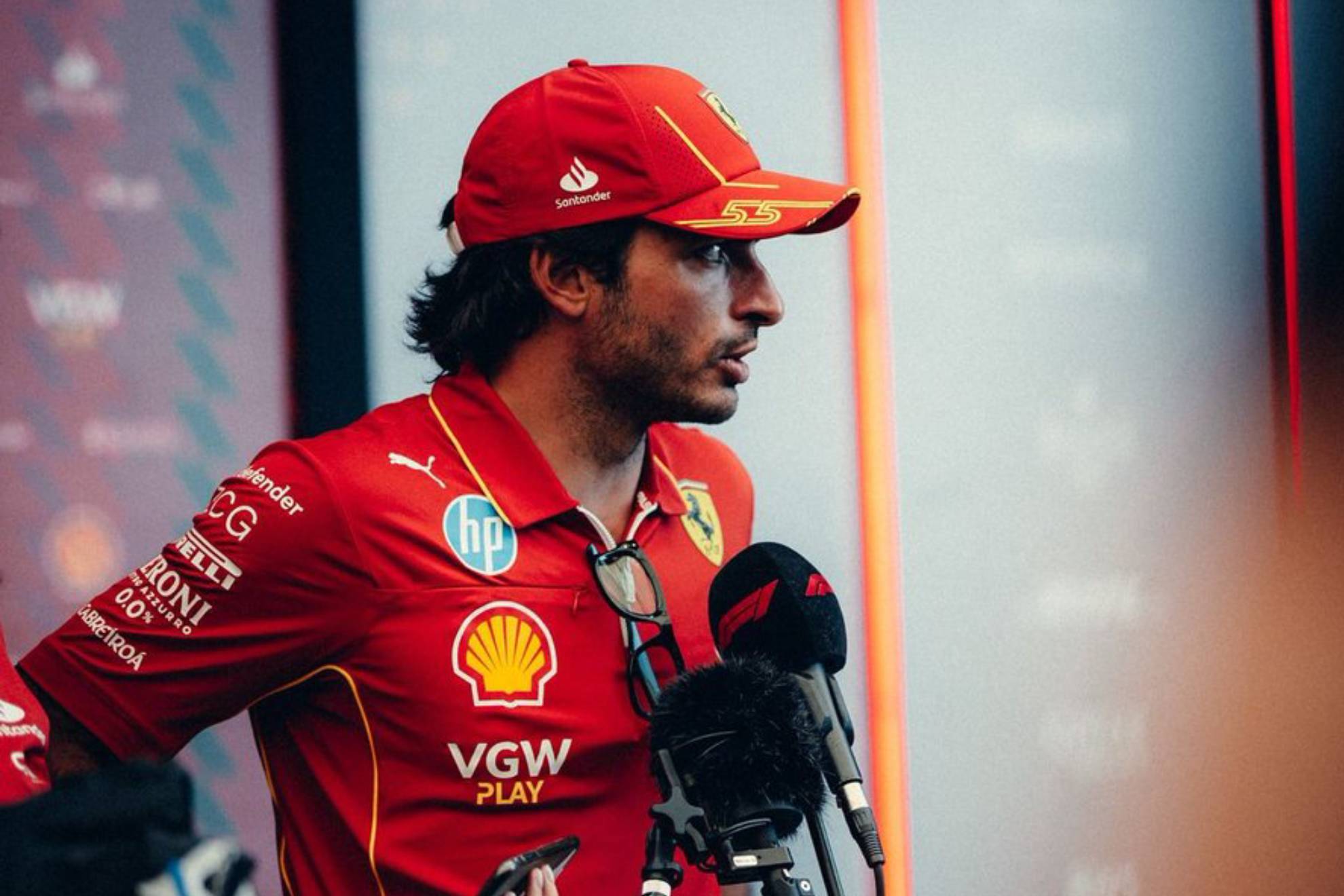 Sainz, con la prensa tras la calificaci�n Sprint en Brasil.