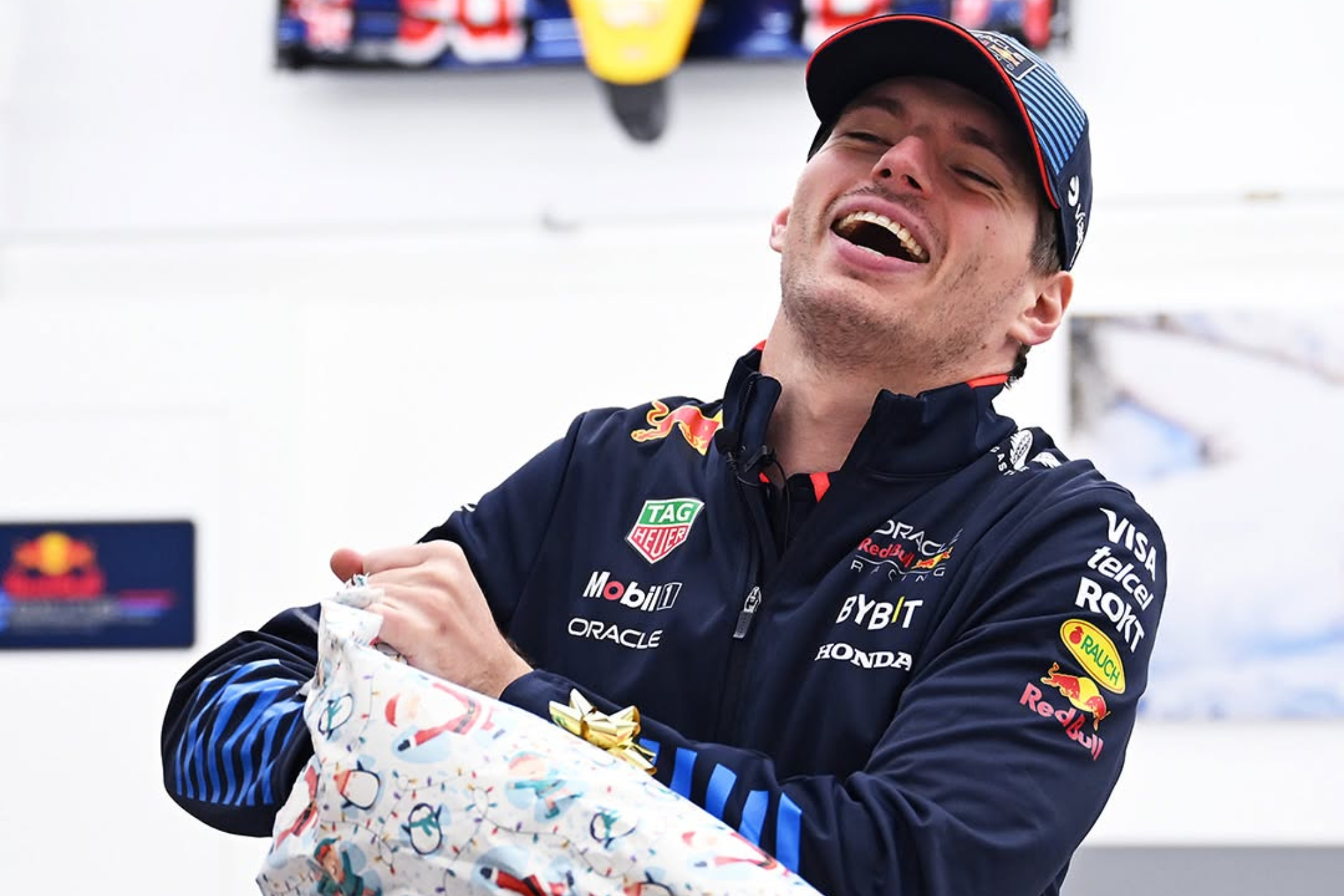 Max Verstappen abriendo sus regalos por Navidad