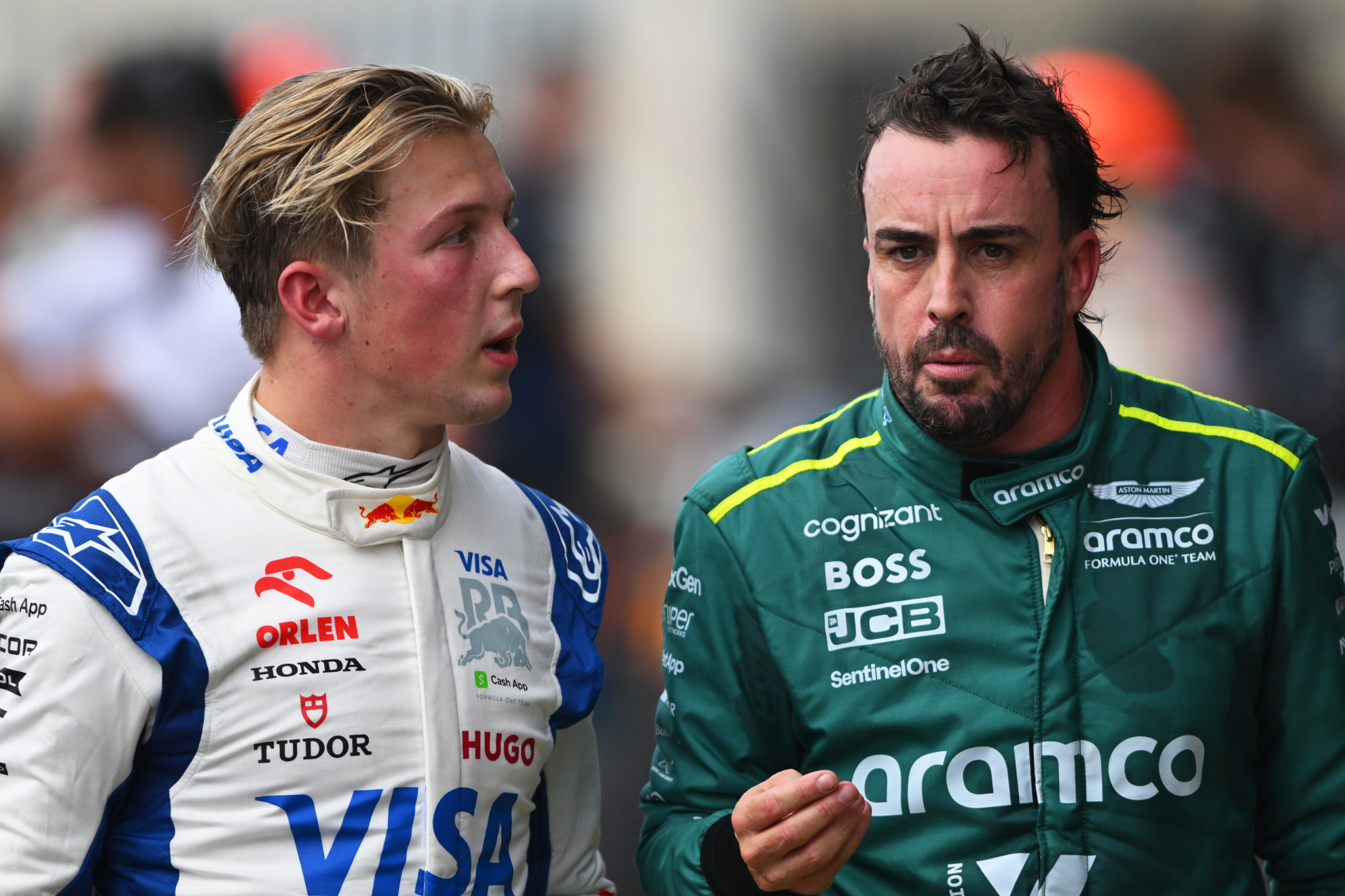 Liam Lawson discutiendo con Fernando Alonso en Austin