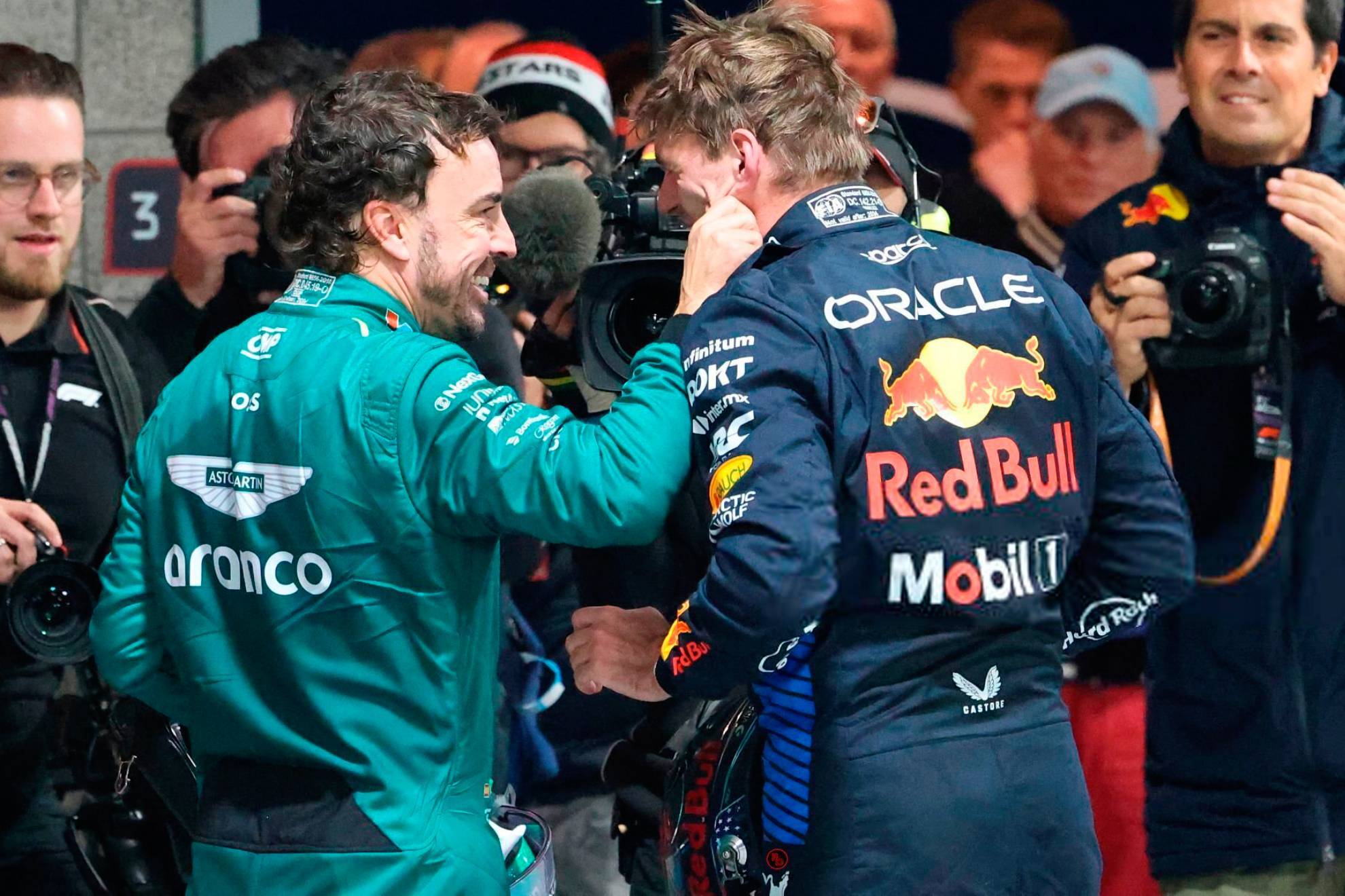 Alonso felicita a Verstappen tras proclamarse campe�n en Las Vegas.