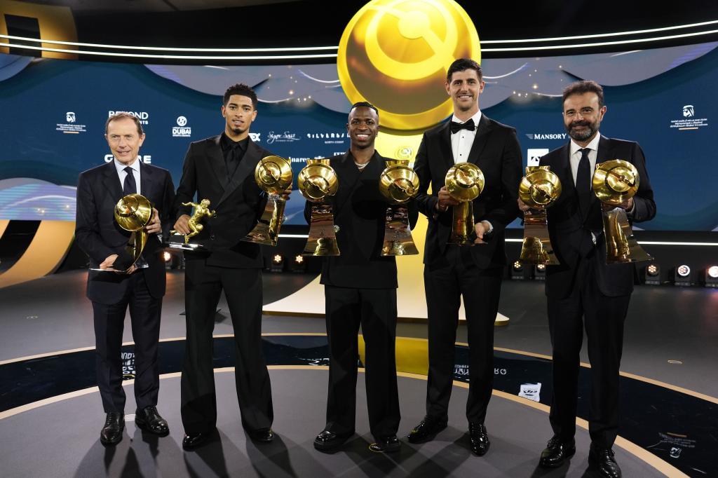 Butrague�o, Bellingham, Vinicius, Courtois y Jos� �ngel S�nchez posan con los 8 premios del Real Madrid