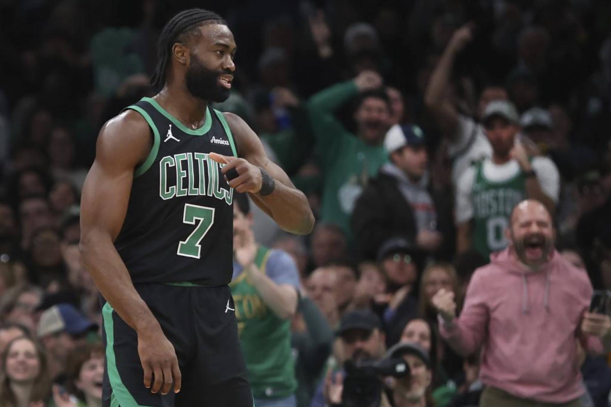 Jaylen Brown sonr�e tras anotar una canasta en el partido ante los Pacers.