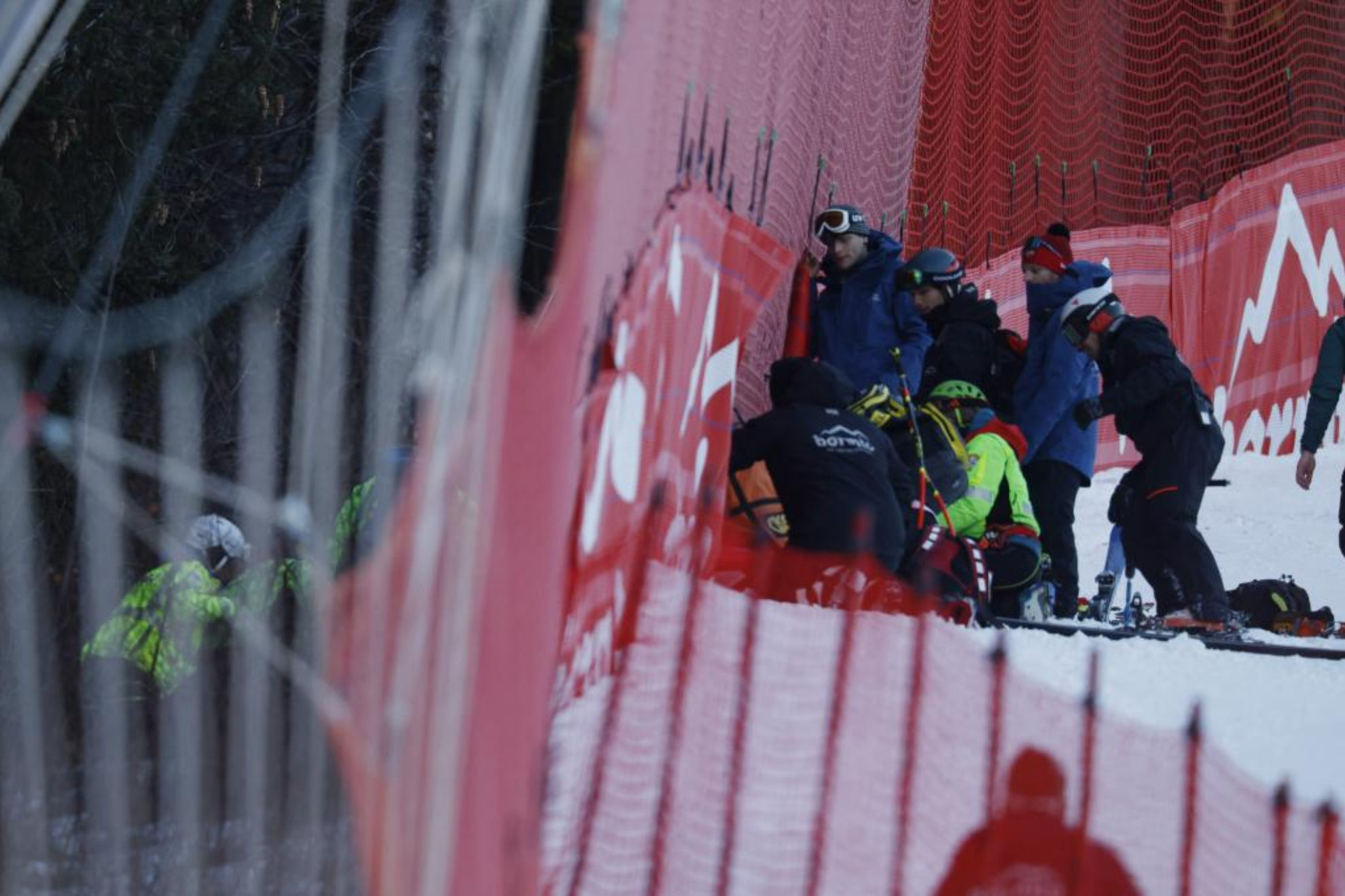 Cyprien Sarrazin es atendido en la pista tras el accidente sufrido.