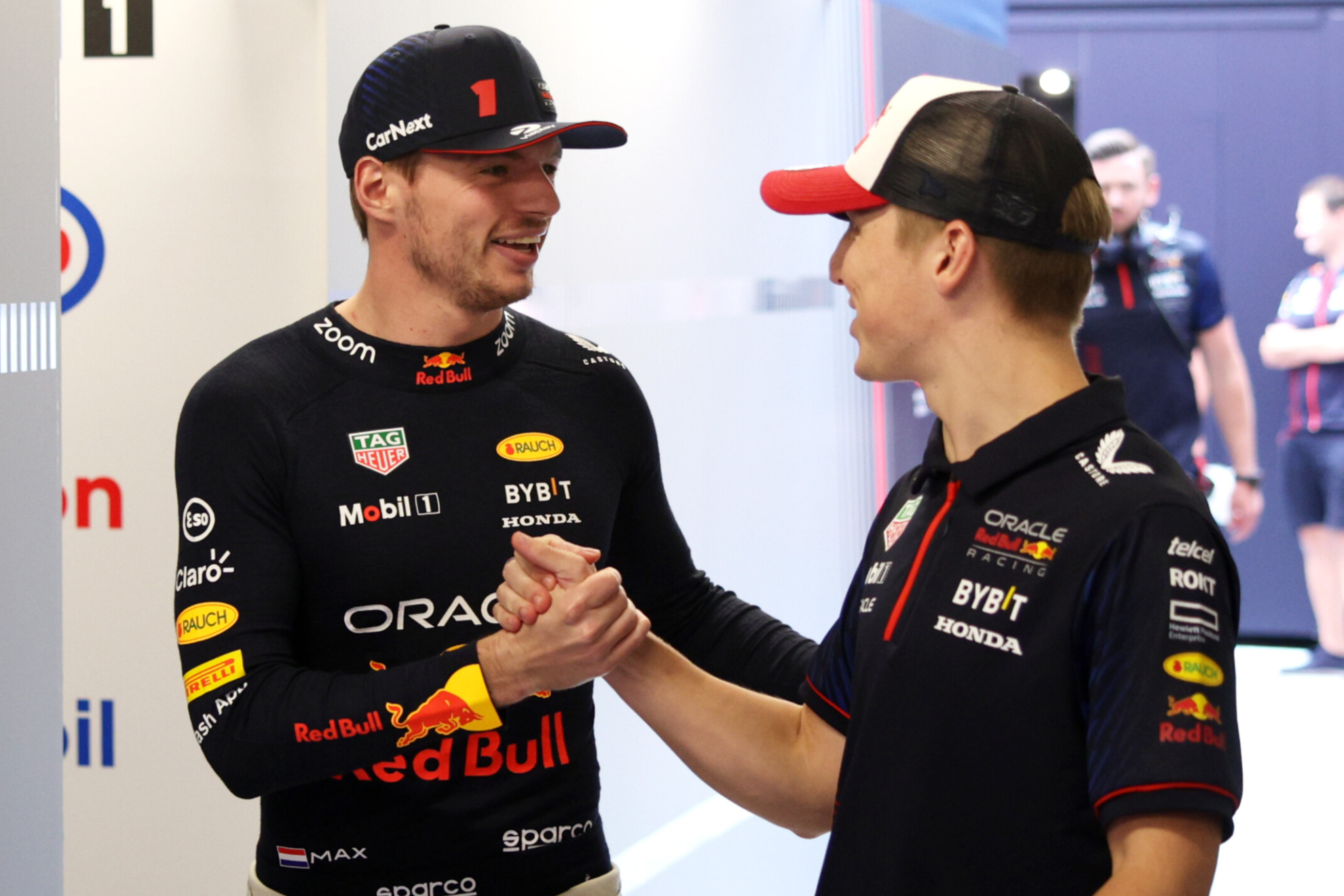 Max Verstappen y Liam Lawson d�ndose la mano