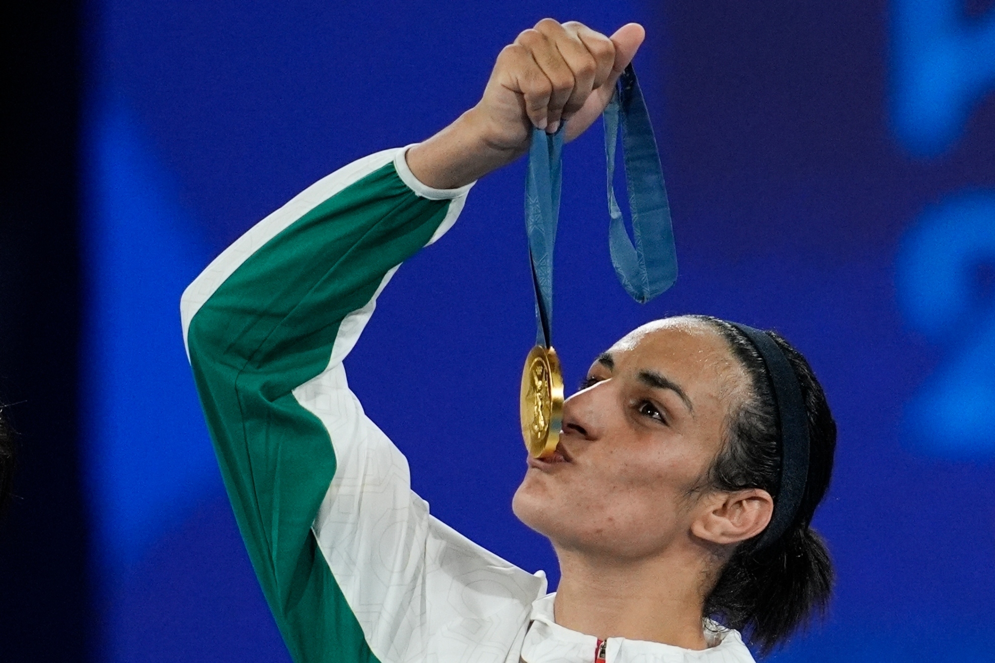 Imane Khelif besa su medalla de oro ol�mpica.