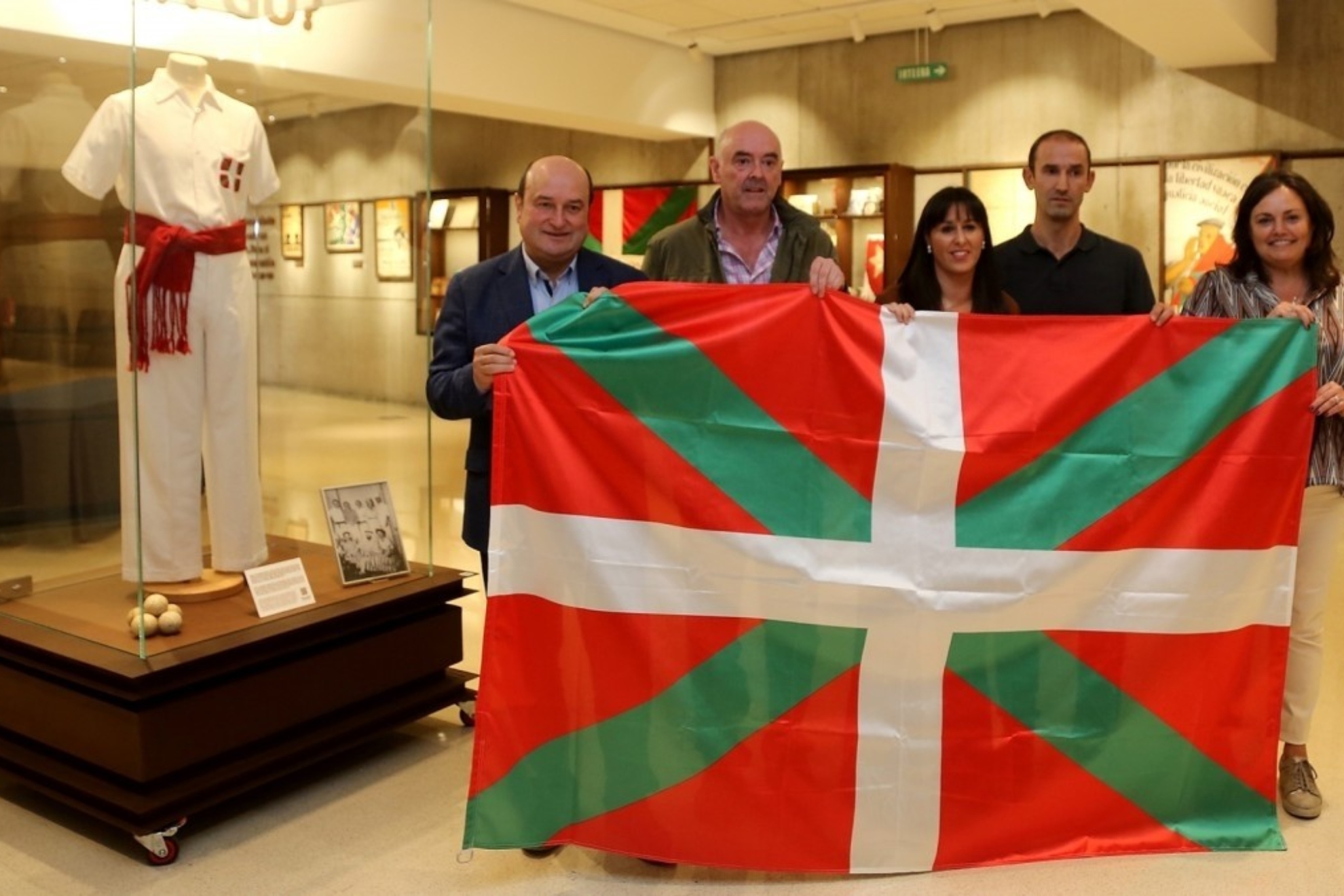 EAJ-PNV ha colgado esta imagen en la que se felicita por el hist�rico y definitivo paso a la oficialidad de la selecci�n de Euskadi de Pelota.