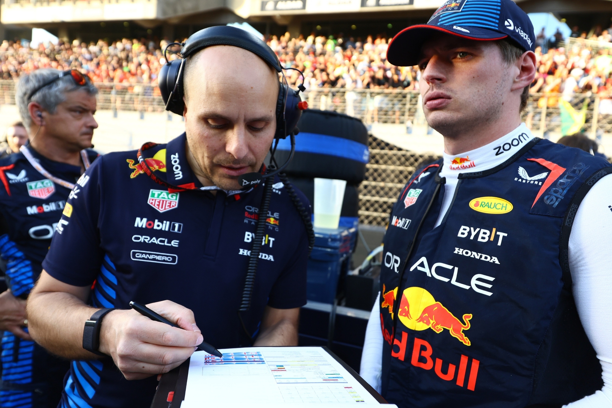 Max Verstappen, junto a GP, en Abu Dhabi