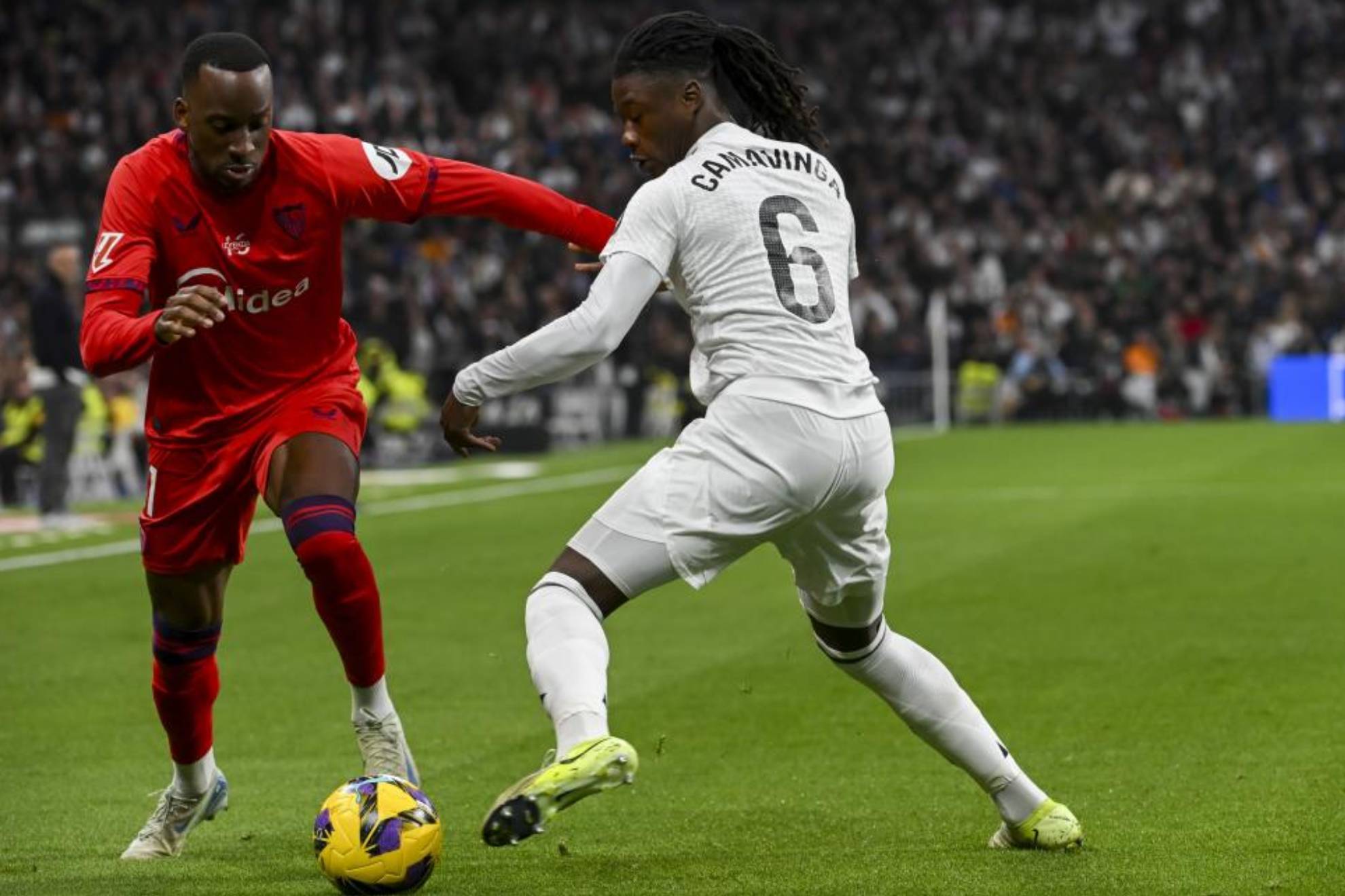 Camavinga, como lateral izquierdo, en el partido ante el Sevilla, frente a Lukebakio.