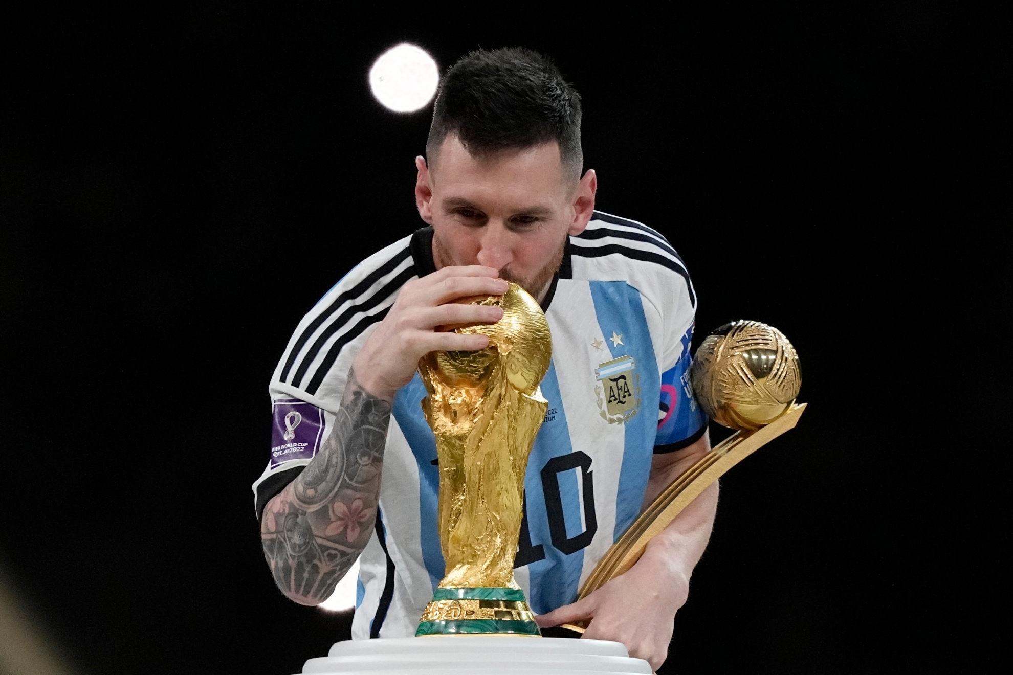 Leo Messi besa la Copa del Mundo.