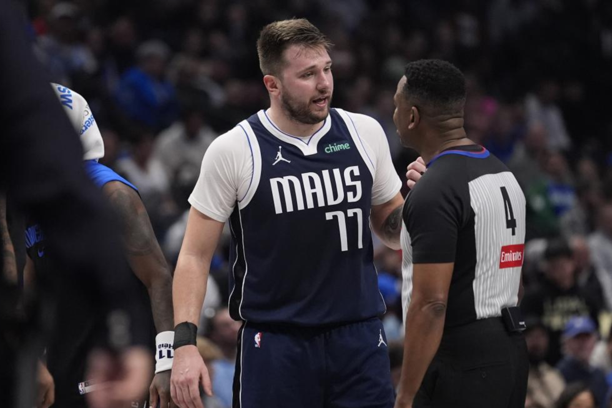 Luka Doncic habla con el �rbitro Sean Wright durante un partido.