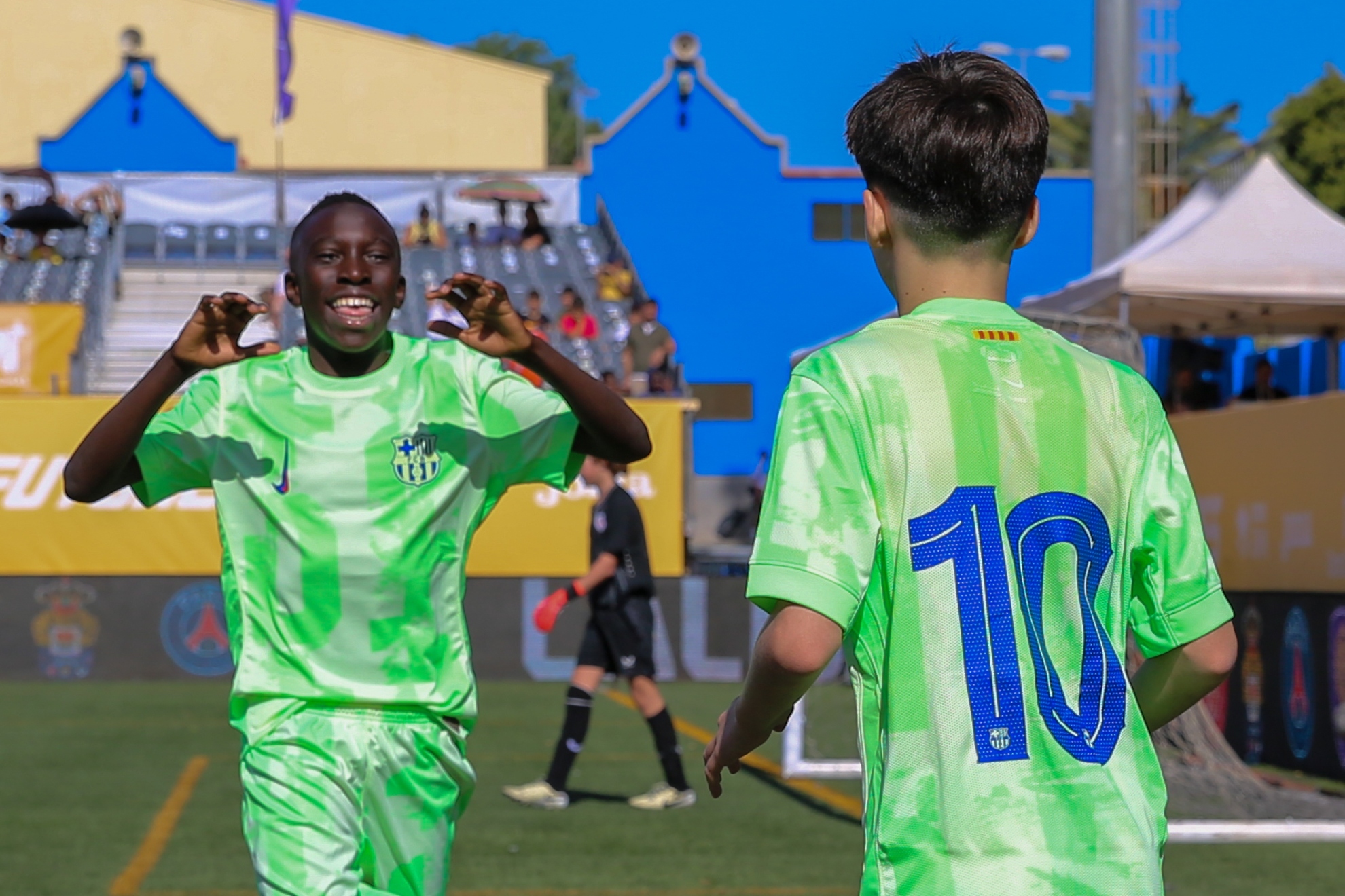 Fode Diallo y David Moreno celebrando un gol con el FC Barcelona.