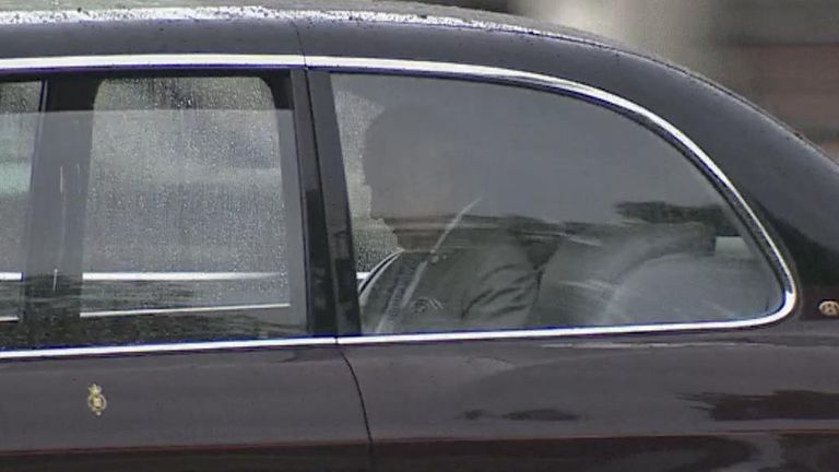 King seen leaving Buckingham Palace after announcement