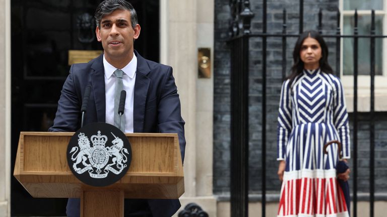 Outgoing British Prime Minister Rishi Sunak, flanked by his wife Akshata Murty, delivers a speech at Number 10 Downing Street, following the results of the elections, in London, Britain, July 5, 2024. REUTERS/Phil Noble
