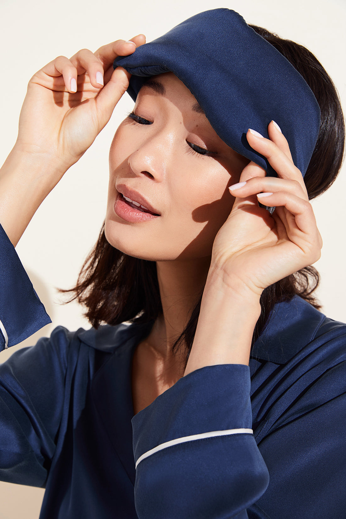 Model wears Inez Washable Silk Eye Mask in navy.