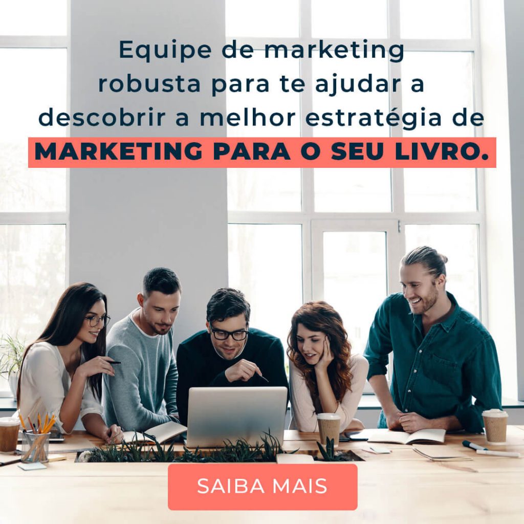 marketing - equipe reunida em volta de um computador realizando um planejamento e marketing - Editora Viseu