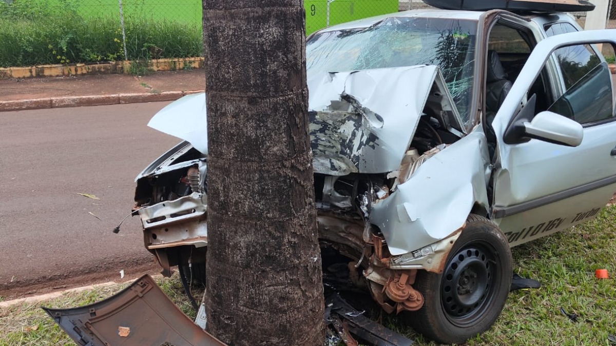 Homem morre depois de bater carro em árvore na madrugada de Natal em Guaíra