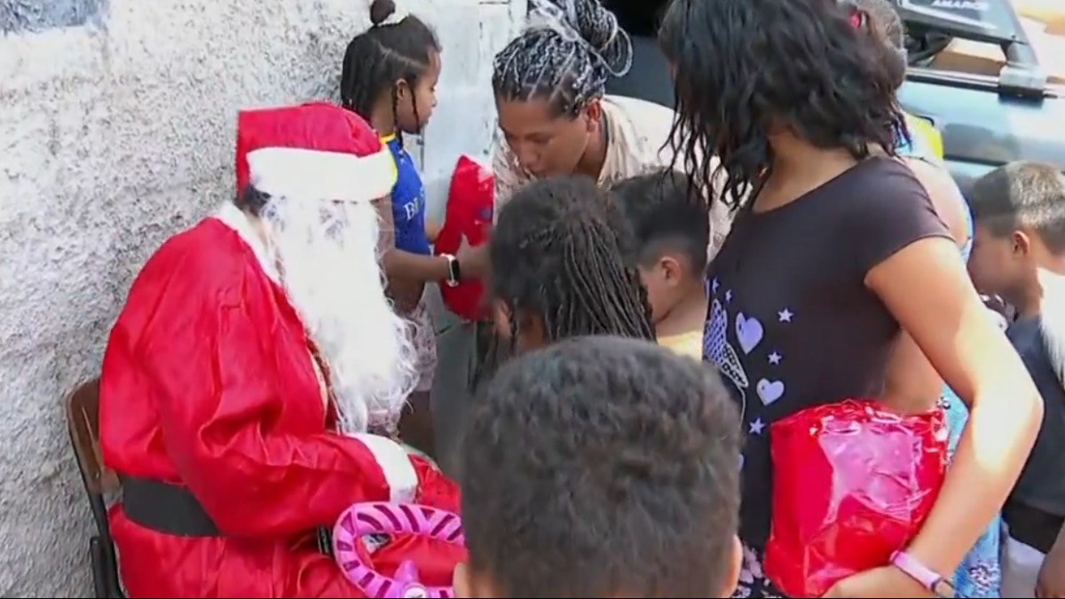 Grupo de voluntários entrega mais de 500 presentes em comunidades no Jardim Aeroporto