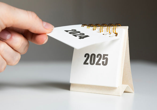 Mercado Pago: imagem de uma mão destacando uma folha de um pequeno calendário em que é possível ver escrito o ano “2024”. Na folha de baixo está o ano seguinte: “2025”, como uma forma de ilustrar que o empresário está se preparando para as datas comemorativas do calendário comercial de 2025.