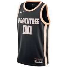 In the photo we see a black jersey with gold. Atlanta Hawks Trikots Hawks Basketballtrikots Global Nbastore Com