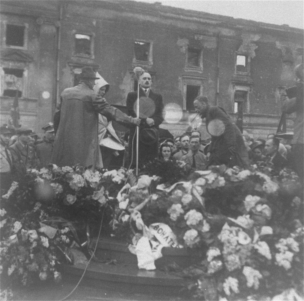 Adolf Berman speaks at a memorial to mark the Warsaw ghetto uprising.