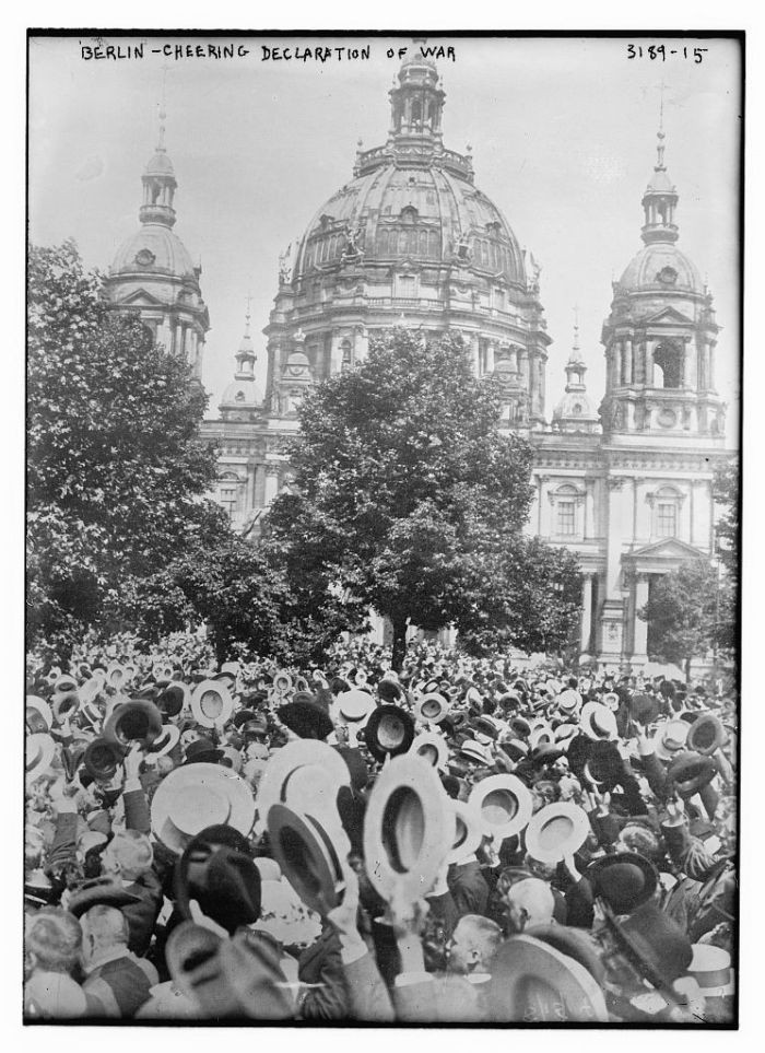 A crowd in front of the Berlin Cathedral (Berliner Dom) cheers the declaration of World War I.