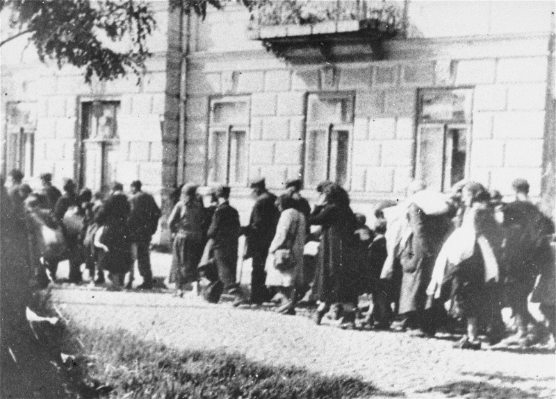 Jews assembled in the Siedlce ghetto during deportation to the Treblinka camp, forced to march toward the railway station.