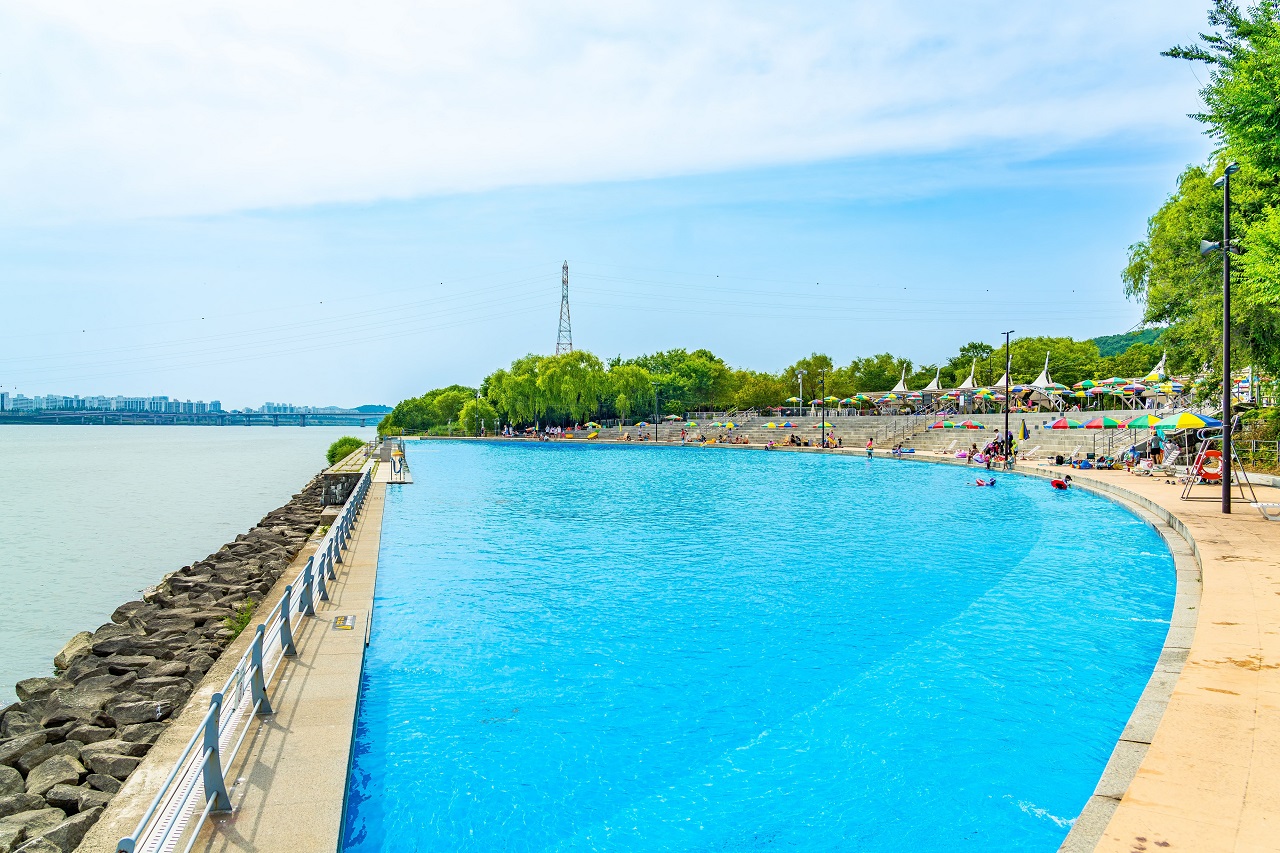 A panoramic view of the Nanji Hangang Park water playground with a view of the Han River