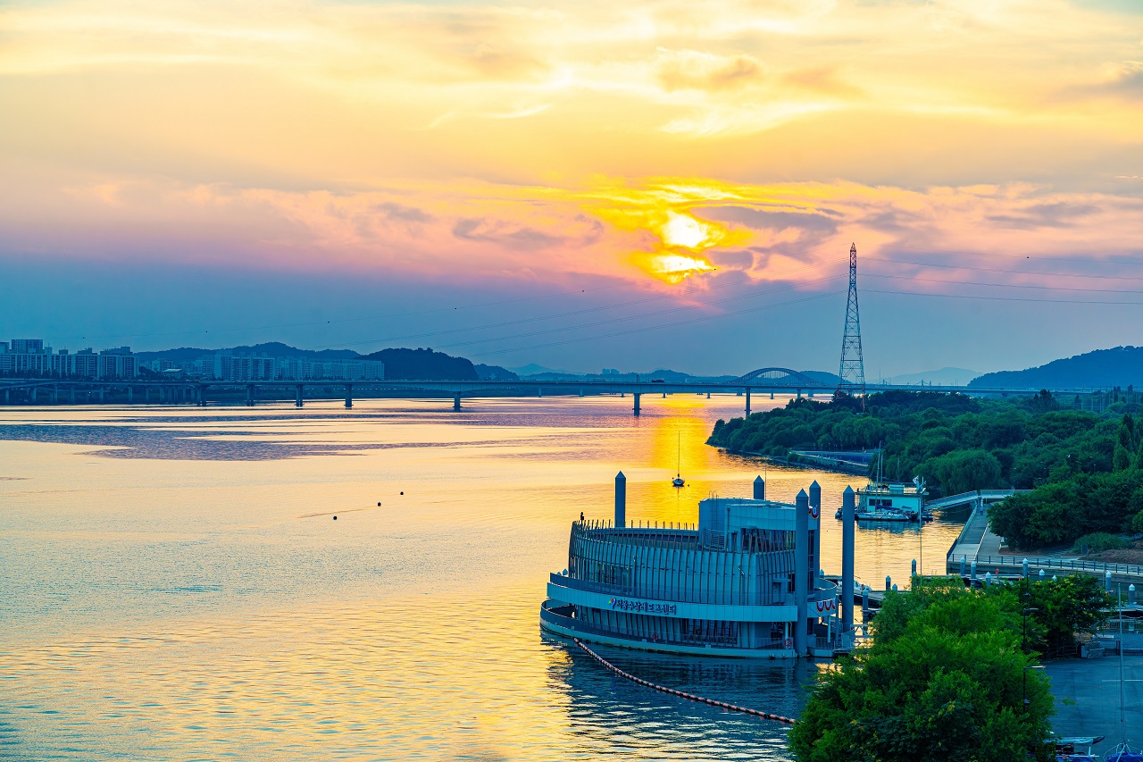 A picture of the Han River where the sunset is setting