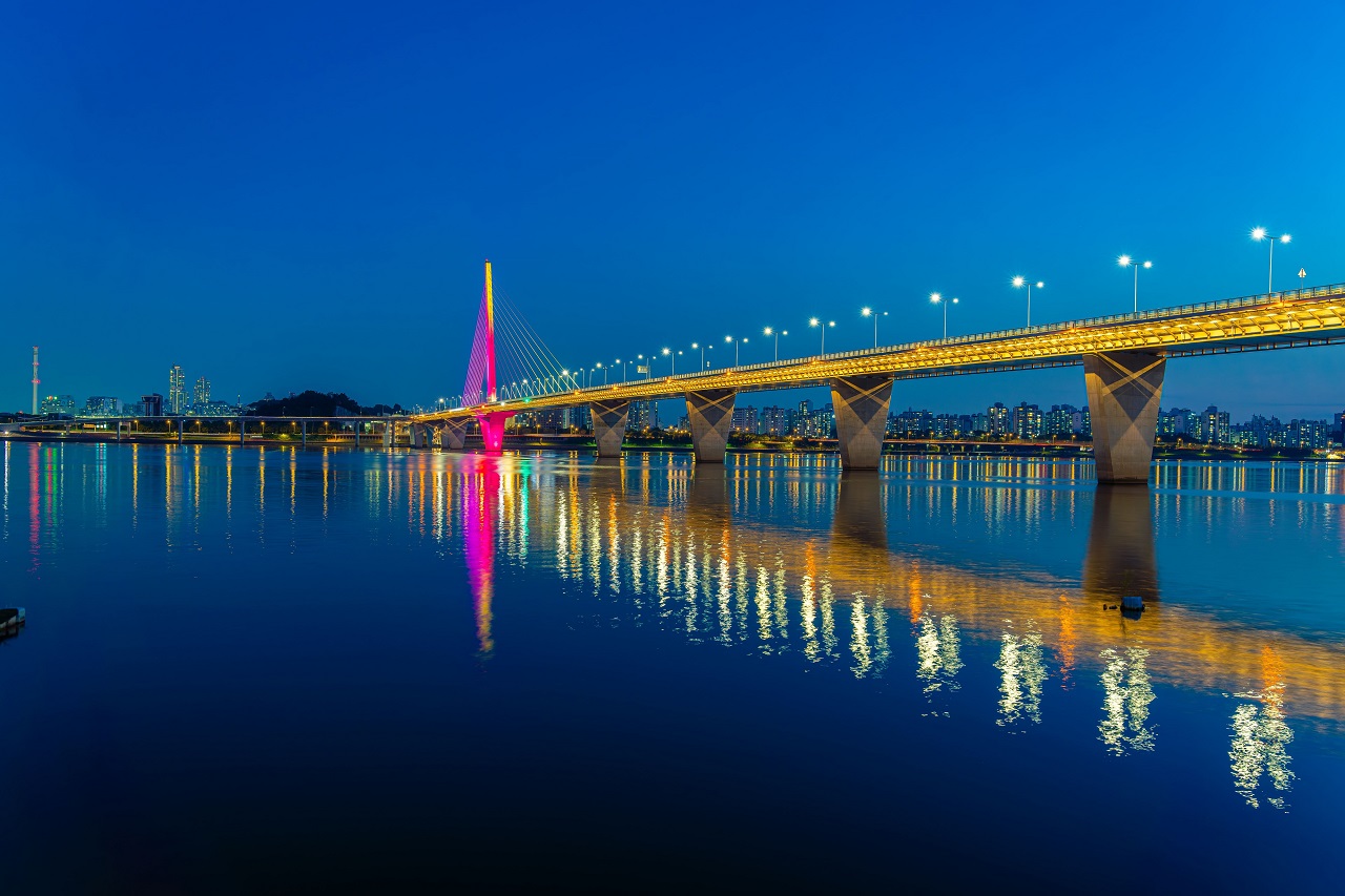 A panoramic view of the Han River with a view of the illuminated bridge