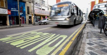 Faixa exclusiva para ônibus agiliza deslocamentos em Curitiba