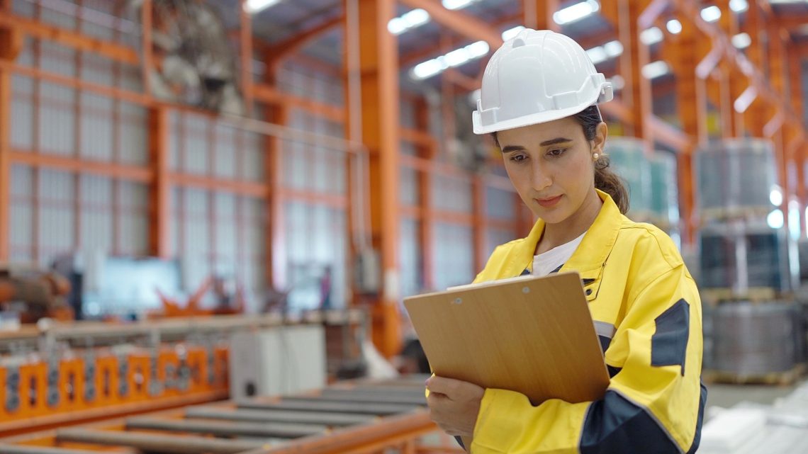 As mulheres devem considerar a indústria por sua capacidade de oferecer estabilidade, crescimento profissional e inovação tecnológica | Foto: Shutterstock