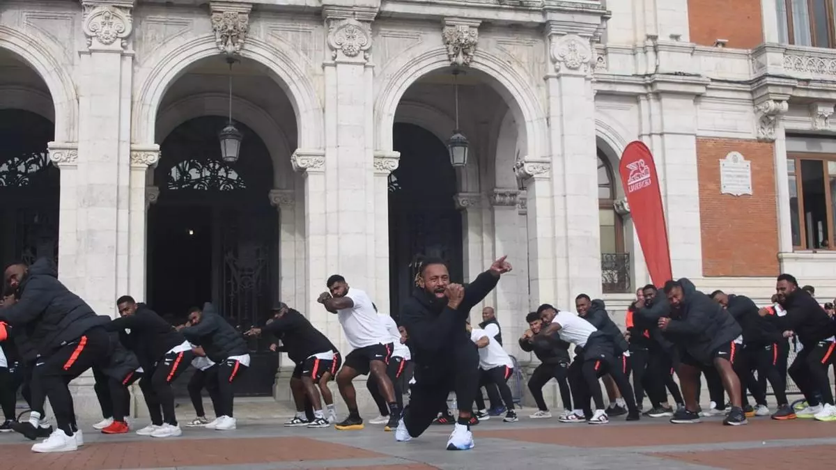 Así fue la 'haka' de Fiyi en la Plaza Mayor de Valladolid para abrir una semana de rugby en Pucela