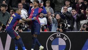 Raphinha y Lamine Yamal celebran su gol ante el Real Madrid