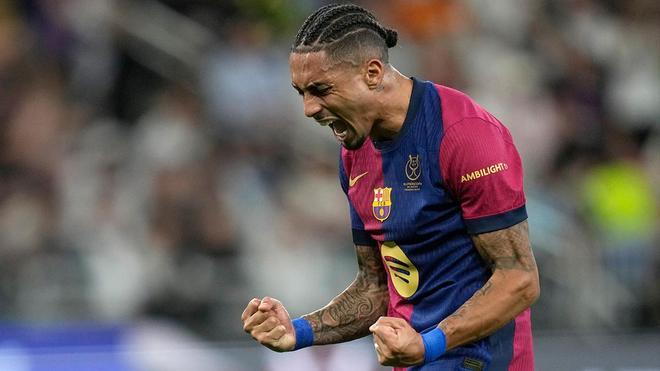 Raphinha celebra su primer gol al Madrid en la final de la Supercopa