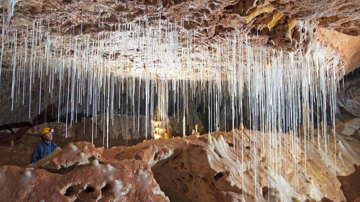 Espectaculares formaciones en la cueva del Pas de Vallgornera, una joya natural en el subsuelo del municipio de Llucmajor.