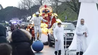 Santiago se echa a la calle para ver la cabalgata de Reyes adelantada que no consigue esquivar la lluvia